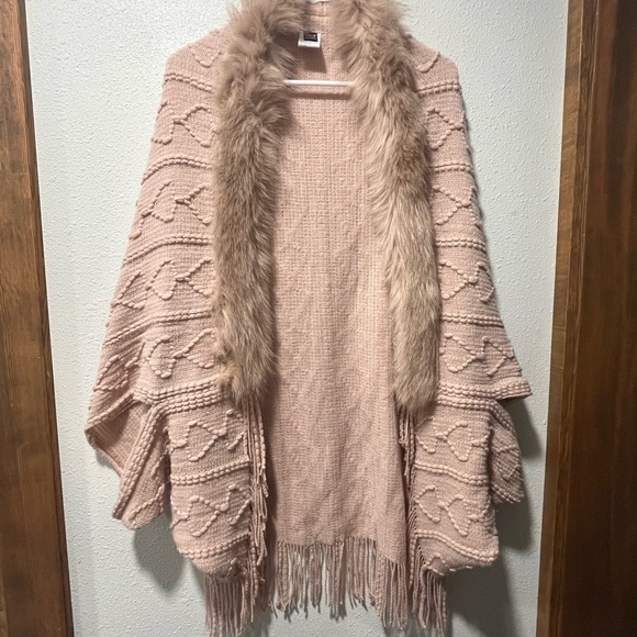 SHEIN Sweaters - SHEIN Blush Knit Poncho with Faux Fur Trim (NWOT)